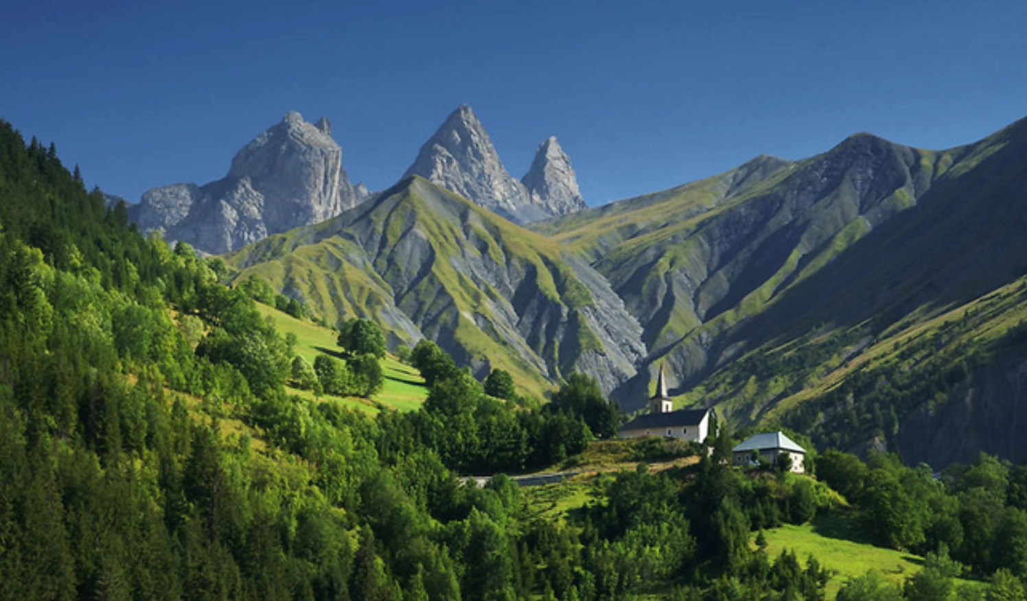 Wallpaper thiên nhiên những ngọn núi cao chót vót đan xen nhau