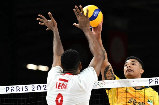 Wilfredo Leon bật cao chắn bóng xuất sắc trước pha tấn công của Darlan Ferreira Souza đội tuyển Brazil