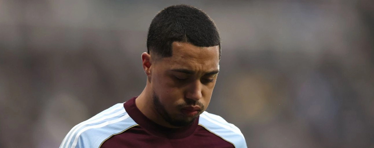 Youri Tielemans tiếc nuối khi phải rời sân do chấn thương trong trận đấu với Newcastle United