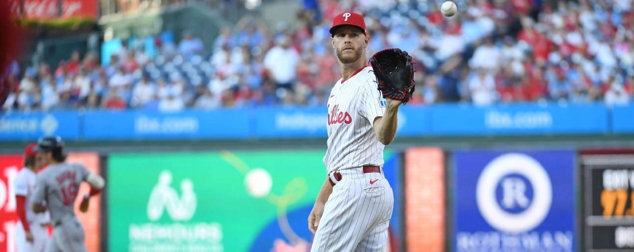 Zack Wheeler nhận quả bóng mới sau khi để cầu thủ Jarren Duran của Boston Red Sox ghi điểm home run