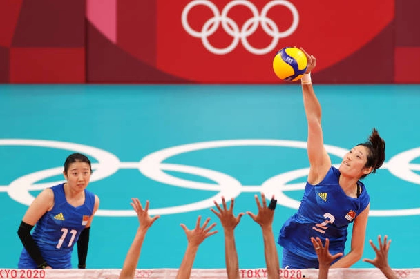 Zhu Ting bật cao vượt qua hàng chắn đôi của tuyển Mỹ thực hiện cú đập bóng chéo sân