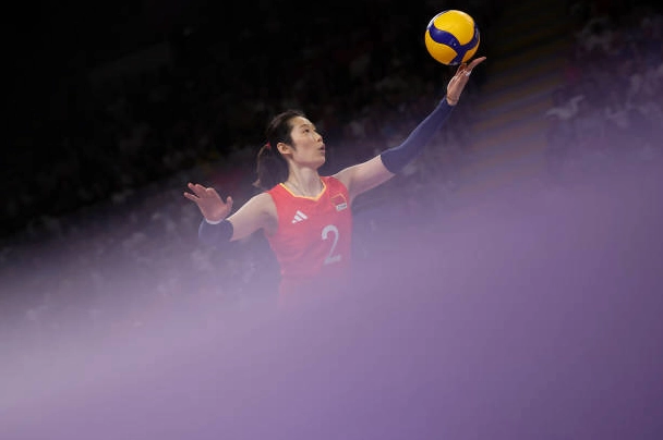 Zhu Ting thực hiện cú phát bóng uy lực trong trận đấu vòng bảng gặp đội tuyển Pháp tại Olympic Paris