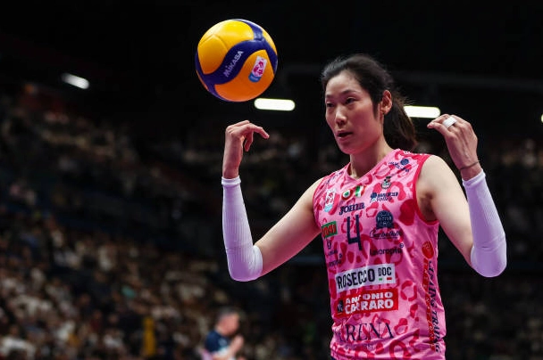 Zhu Ting trong màu áo câu lạc bộ Prosecco Doc Imoco Conegliano mùa giải 2024 2025 đang nỗ lực cứu bóng