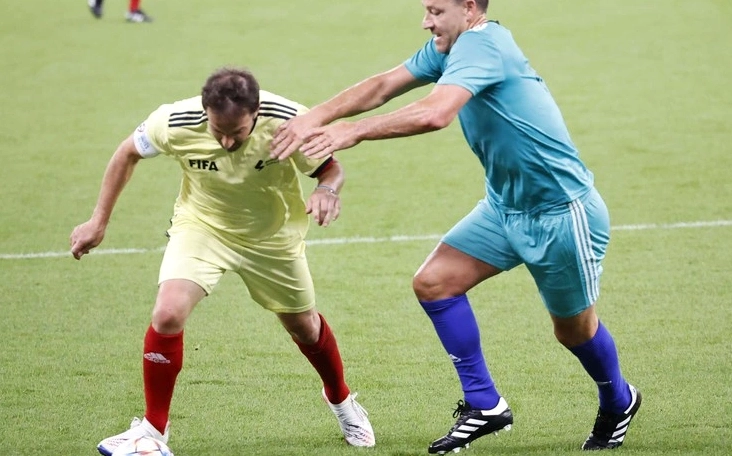 Alessandro Del Piero ăn mừng bàn thắng trong không khí cuồng nhiệt World Cup bên lề