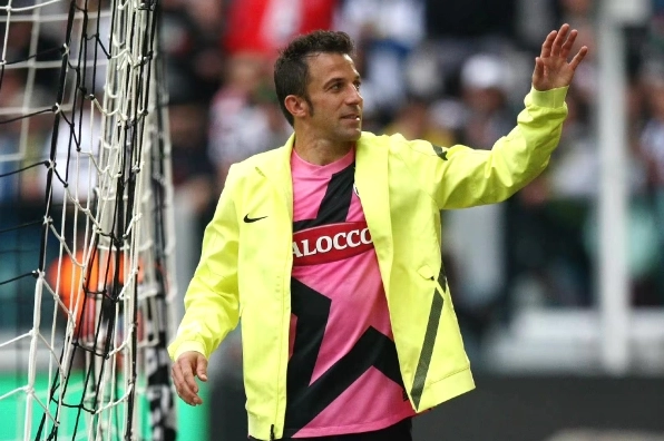 Alessandro Del Piero hướng dẫn đồng đội trong buổi tập chiến thuật