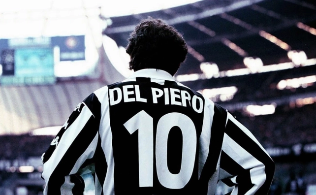 Alessandro Del Piero kiểm soát bóng khéo léo tránh pressing đối phương