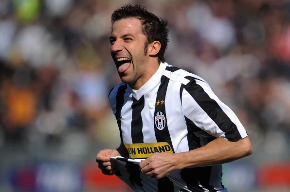 Alessandro Del Piero trong tư thế sút bóng quyết đoán trên sân Juventus