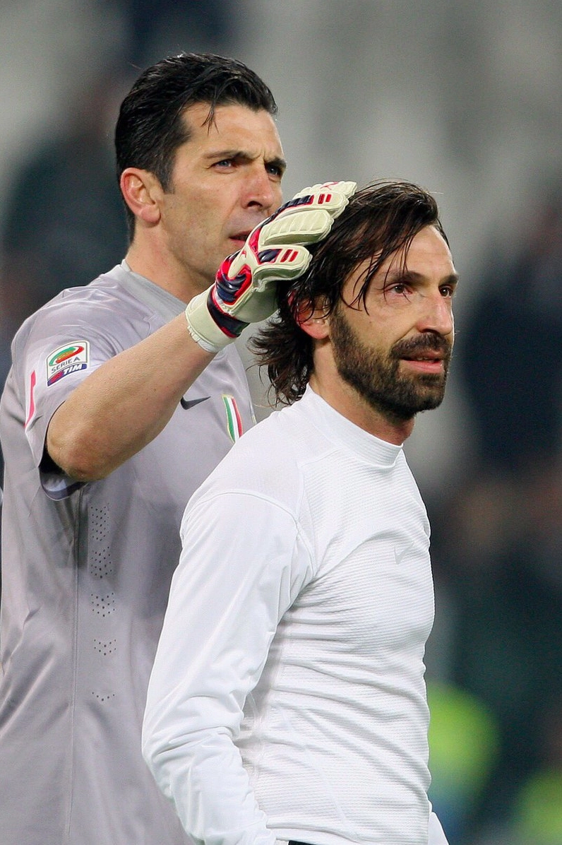 Andrea Pirlo khép lại hành trình thi đấu nhưng vẫn gợi nhớ những pha điều phối bóng một chạm ở trung tuyến