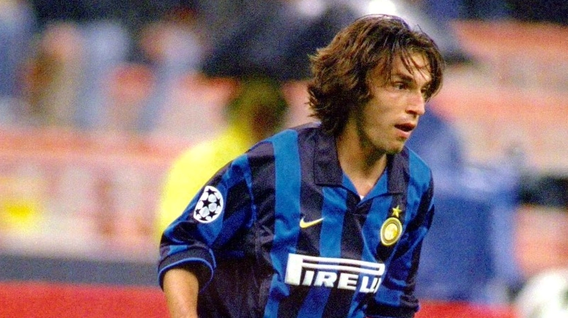 Andrea Pirlo trong hình ảnh chân dung nhấn mạnh vị thế ngôi sao bóng đá nổi tiếng của Ý