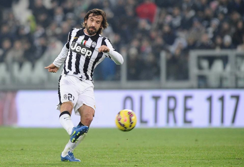 Andrea Pirlo trong hình ảnh treo giày gợi lại phong thái ung dung của nghệ sĩ tuyến giữa trên sân cỏ