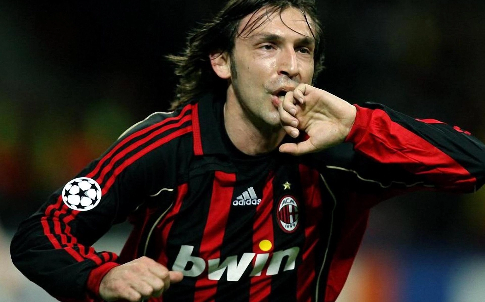Andrea Pirlo trong khung hình giàu cảm xúc gợi nhớ các pha đá phạt và phát động tấn công đỉnh cao