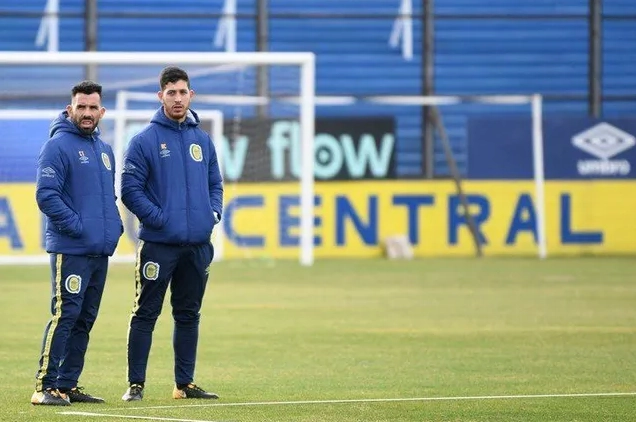 Carlos Tevez làm HLV Rosario Central sau giải nghệ