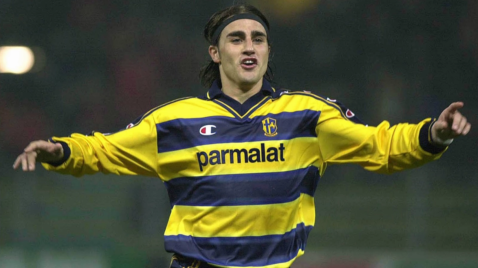 Fabio Cannavaro lãnh đạo hàng thủ Parma trong tình huống phòng ngự