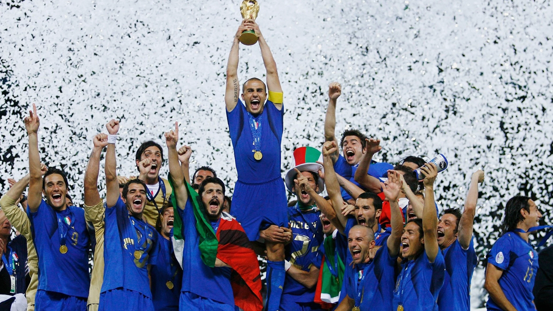 Fabio Cannavaro nâng cao Quả bóng vàng sau World Cup 2006