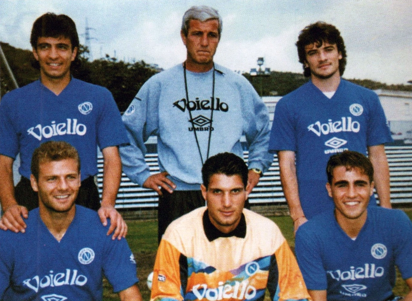 Fabio Cannavaro tranh chấp bóng không chiến tại Napoli