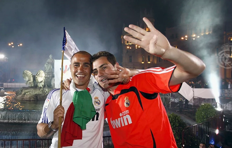 Fabio Cannavaro trong màu áo Real Madrid tranh bóng