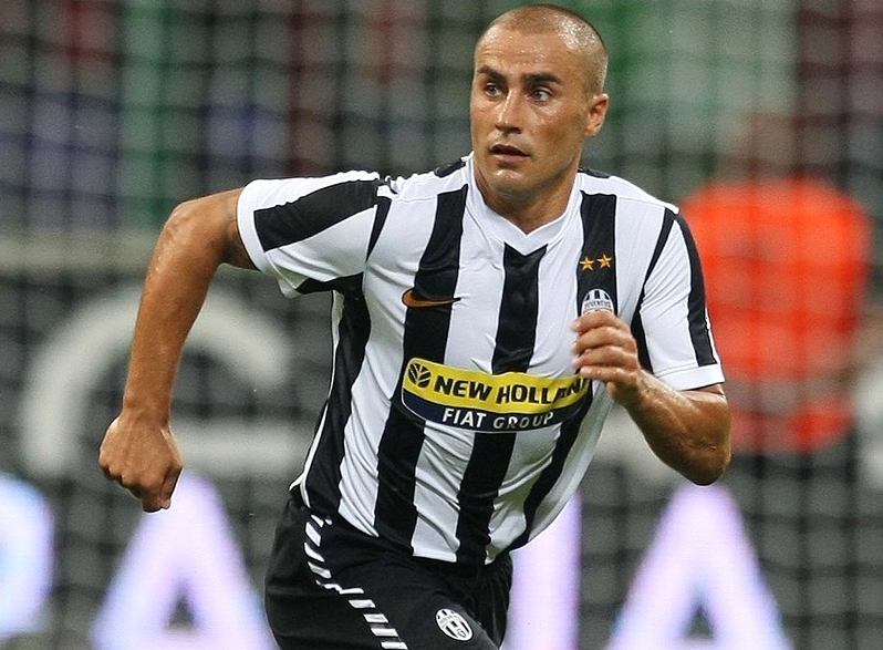 Fabio Cannavaro trong tư thế tắc bóng quyết liệt khoác áo Juventus
