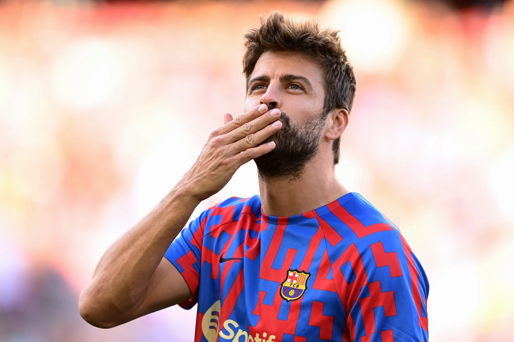 Gerard Piqué trong khoảnh khắc thi đấu với thần thái tập trung của một trung vệ chỉ huy hàng phòng ngự