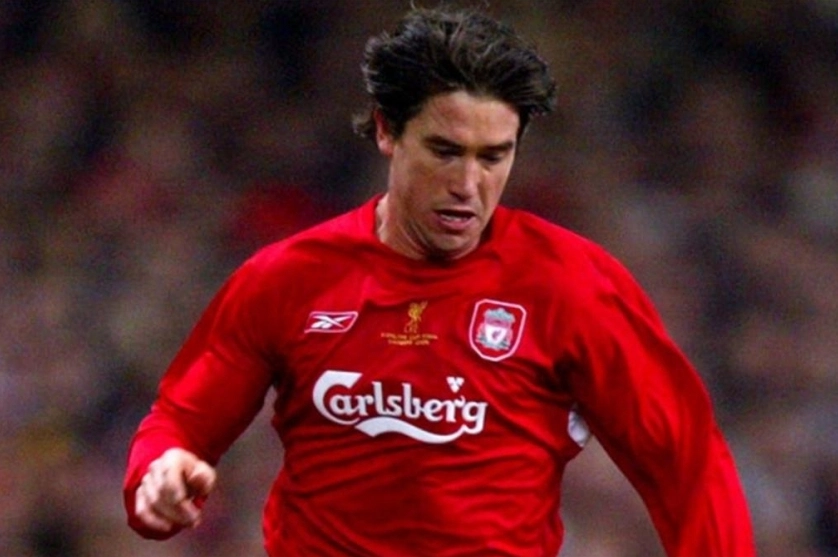 Harry Kewell dẫn bóng vượt qua hậu vệ đối phương