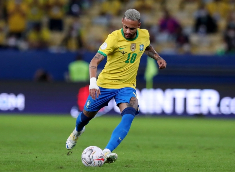 Neymar nâng cao danh hiệu cùng Barcelona và Brazil