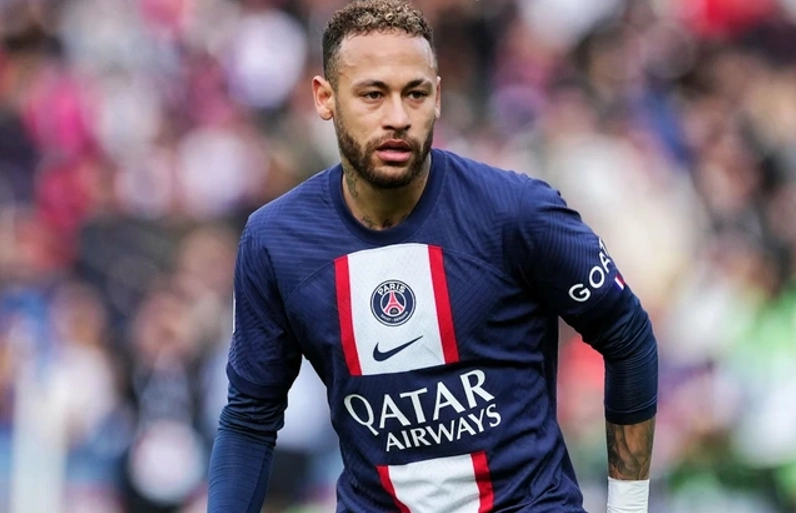 Neymar rê bóng bứt tốc độ trong trận PSG Ligue 1