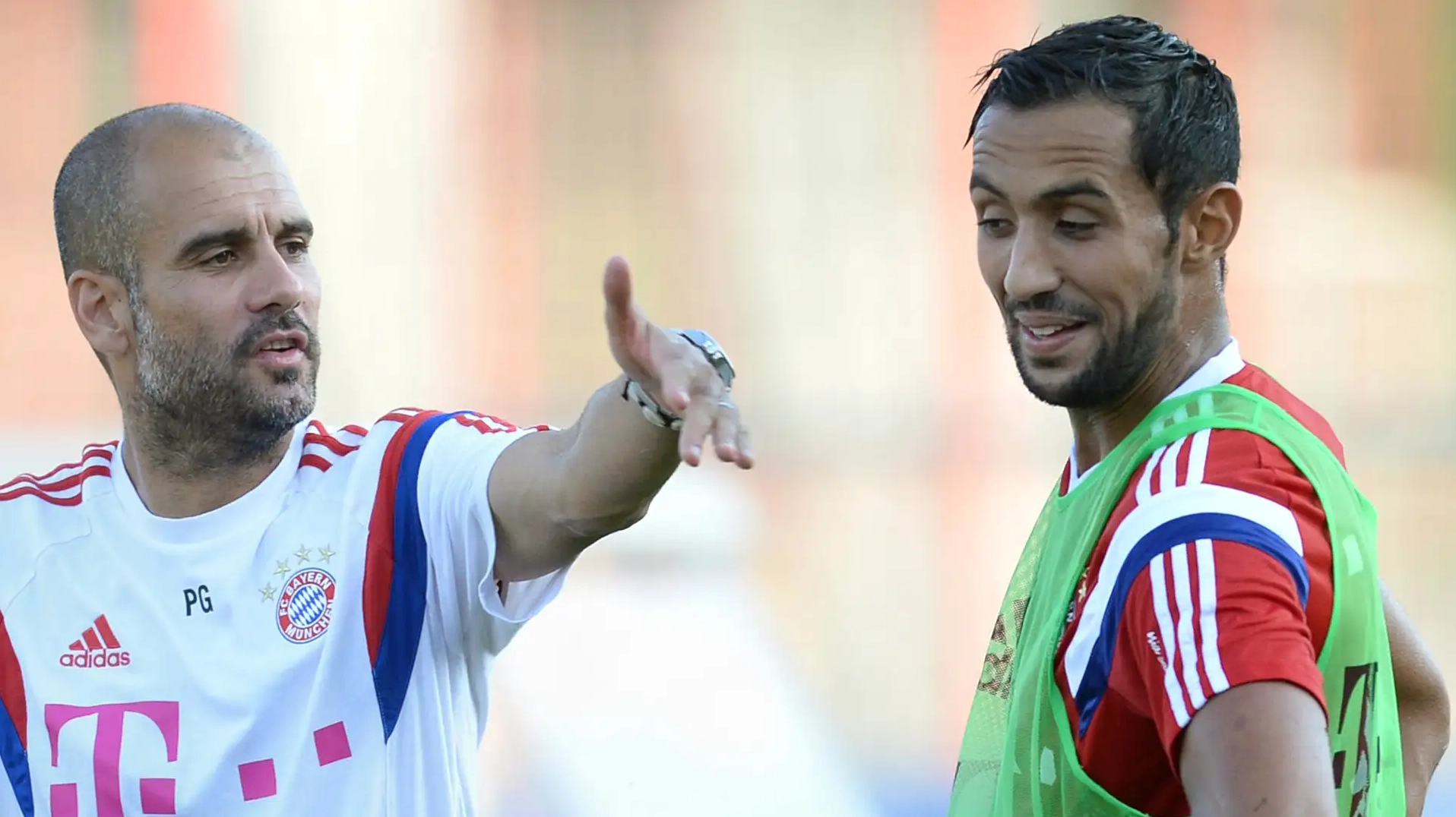 Pep Guardiola chỉ đạo chiến thuật cho Mehdi Benatia tại Bayern