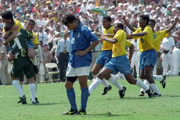 Roberto Baggio cúi đầu thất vọng sau penalty hỏng chung kết World Cup 1994