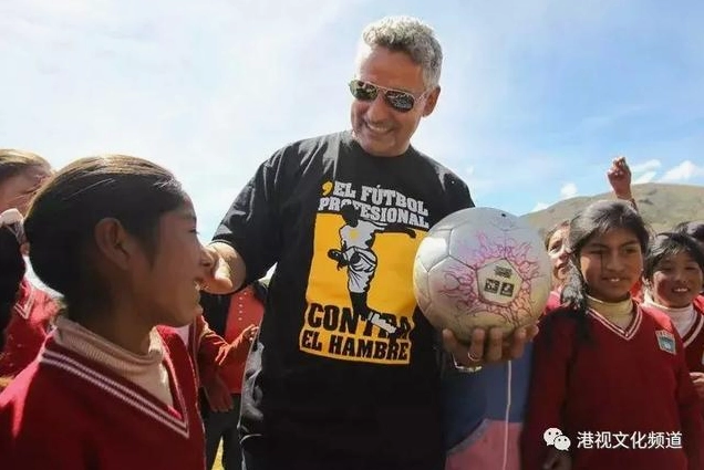 Roberto Baggio rê bóng qua hậu vệ Juventus trong trận Serie A