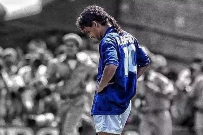 Roberto Baggio sút phạt cong vòng cung vào lưới Fiorentina