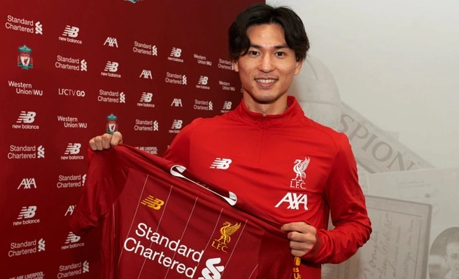Takumi Minamino ăn mừng bàn thắng tại châu Âu