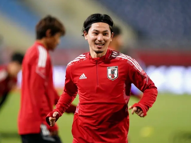 Takumi Minamino quan sát sơ đồ di chuyển của đồng đội