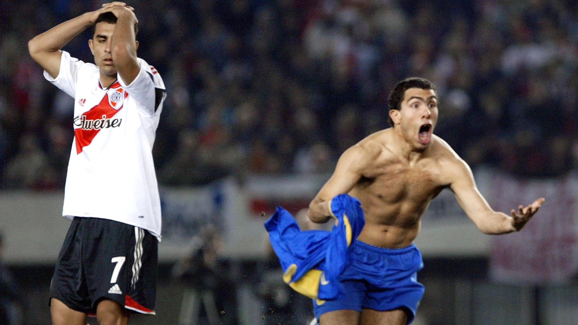 Tevez cởi áo ăn mừng bàn thắng vào lưới River Plate năm 2004