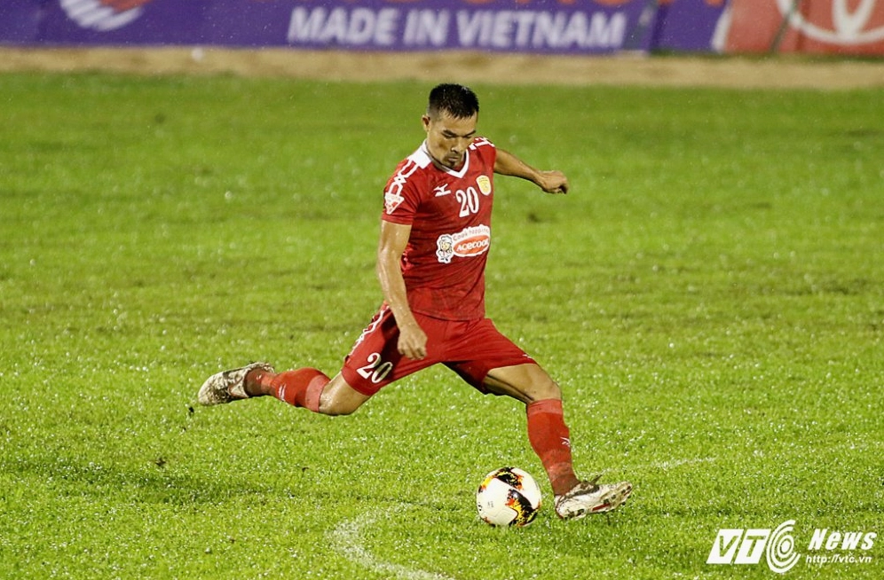 Cận cảnh những pha tranh chấp quyết liệt của Đình Luật
