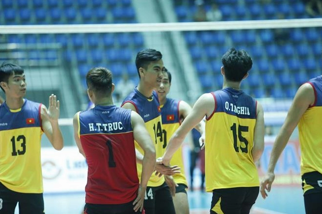 Huỳnh Trung Trực nỗ lực cứu bóng trên sân