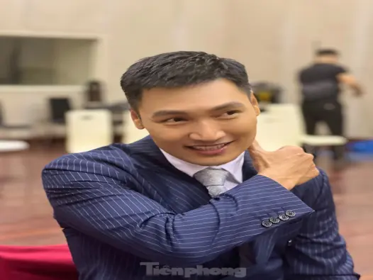 Diễn viên Mạnh Trường lịch lãm và phong độ trong bộ ảnh mới