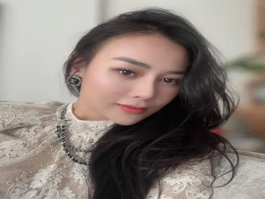 Diễn viên Phương Oanh rạng rỡ khoe sắc trong bộ ảnh mới