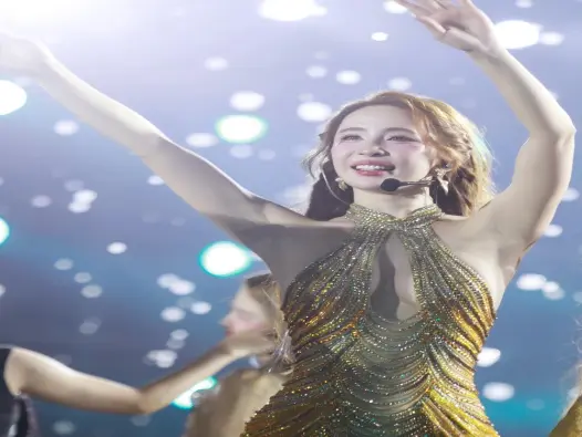Quỳnh Nga bùng nổ hài hước qua bộ sưu tập ảnh nghệ thuật