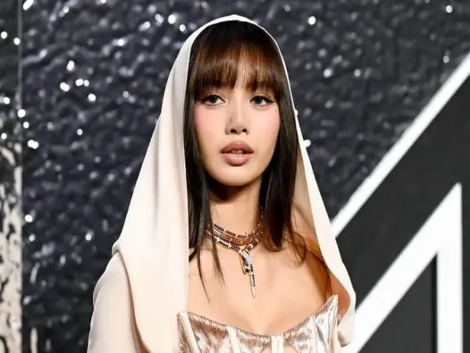 Ảnh Lisa BLACKPINK đẹp rực rỡ khiến fan toàn cầu phát sốt