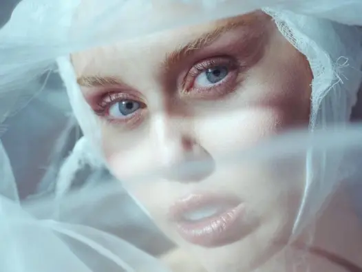 Bộ ảnh Miley Cyrus nóng bỏng khiến fan toàn cầu phát sốt