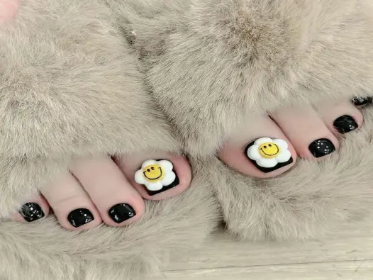 Nail màu đen huyền bí sang trọng cho cô nàng cá tính