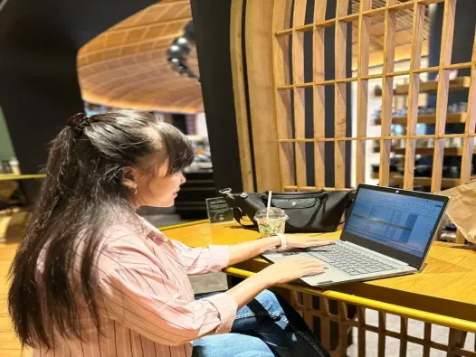 Ảnh gái văn phòng xinh đẹp, tinh tế trong không gian làm việc