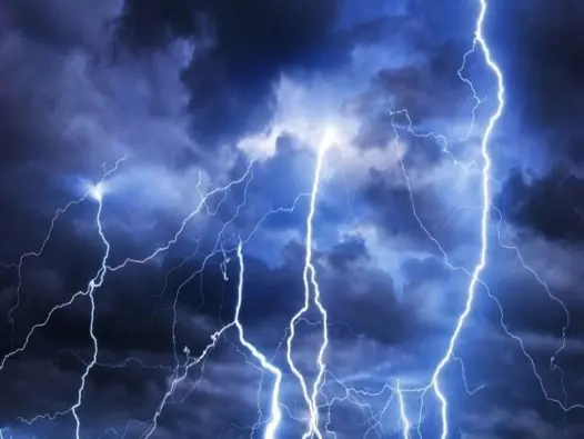 Tia chớp xanh là gì? Bí ẩn hiện tượng hiếm của bầu trời