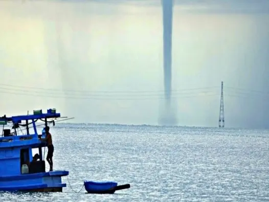 Vòi rồng nước (Waterspout) là gì? Xoáy lốc giữa biển khơi