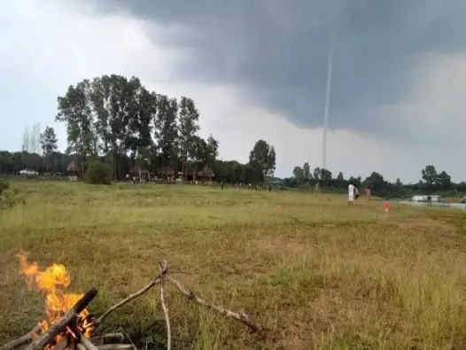 Vòi rồng trên đất liền là gì? Hiện tượng nguy hiểm hiếm gặp