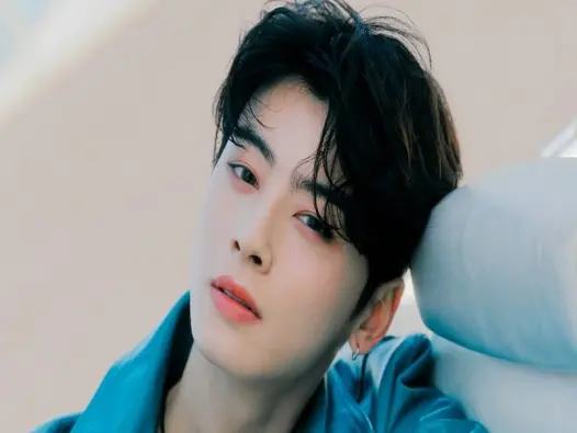 Cha Eun-woo nam thần từ truyện tranh của giới giải trí Hàn