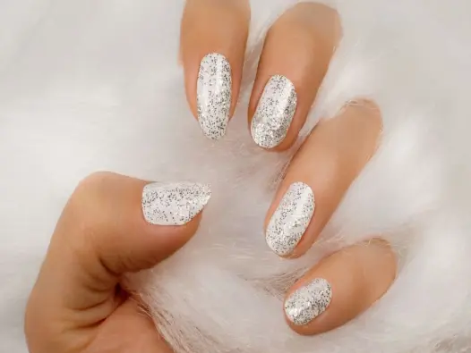 Nails trắng sữa nét thanh thuần và tinh khôi cho đôi tay