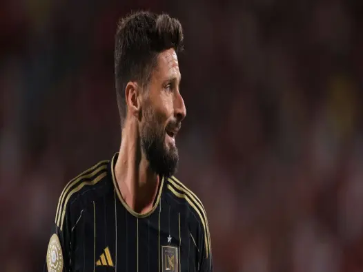 Phân tích sự nghiệp Olivier Giroud khi lão tướng bẻ lái thời gian