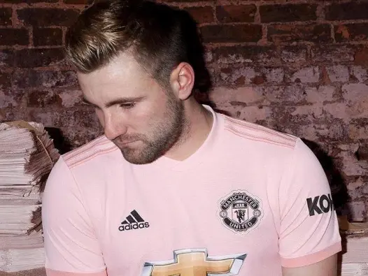 Tổng hợp bộ ảnh gái xinh mặc áo Manchester United quyến rũ nhất 2026