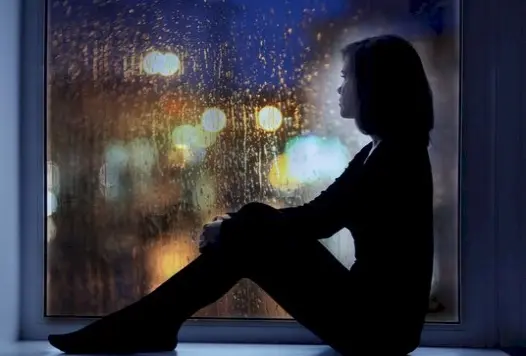 Trọn bộ 10+ hình ảnh cô gái đứng dưới mưa đẹp và mang mác buồn