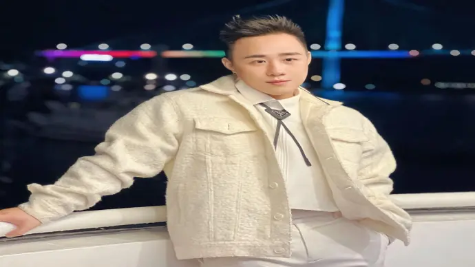 Bộ ảnh nghệ thuật của ca sĩ Trung Quân Idol bùng nổ cảm xúc
